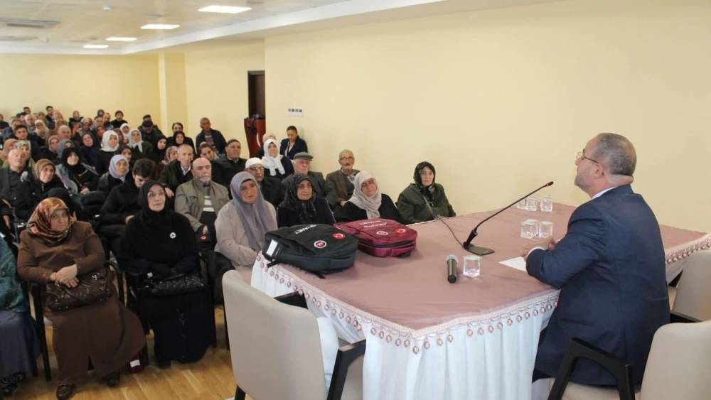 Kars'tan direkt uçuşlu Umre yolcularına bilgilendirme semineri düzenlendi