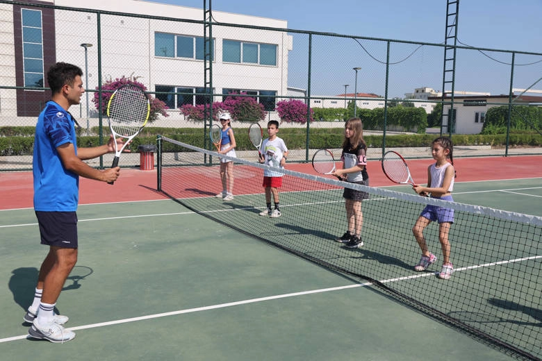 Döşemealtı'nda Tenis Kursu Başladı
