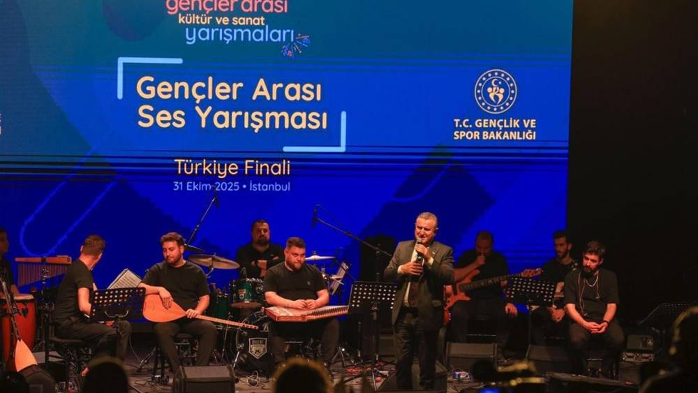 Bakan Bak Gençler Ses Yarışmasında Şarkı Söyledi