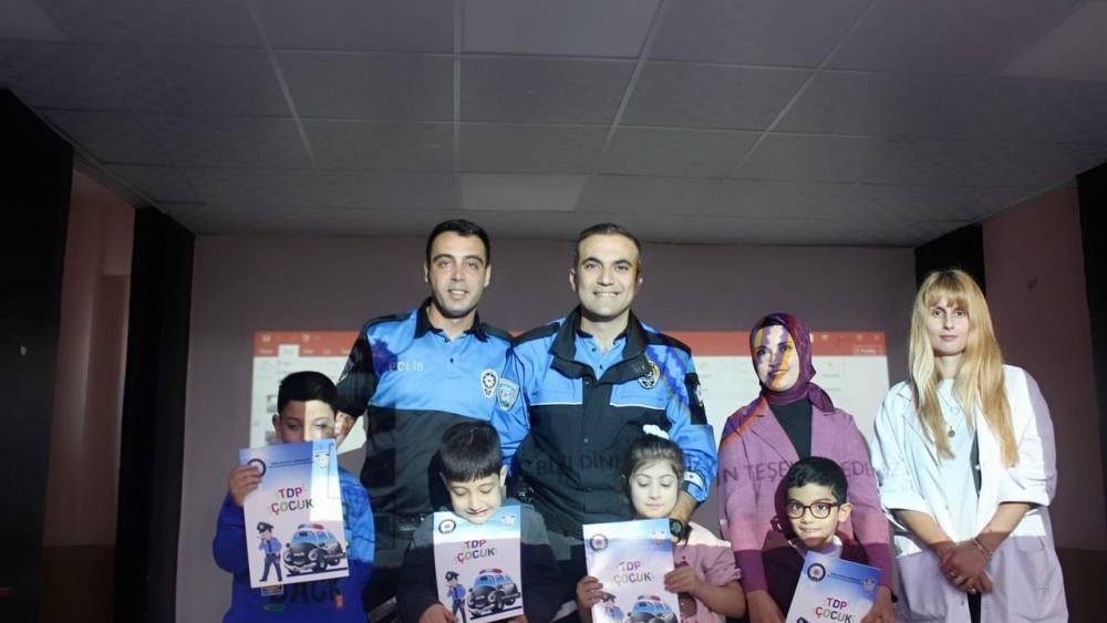 Kars Yenişehir İlkokulu'nda öğrencilere polislik mesleği tanıtıldı