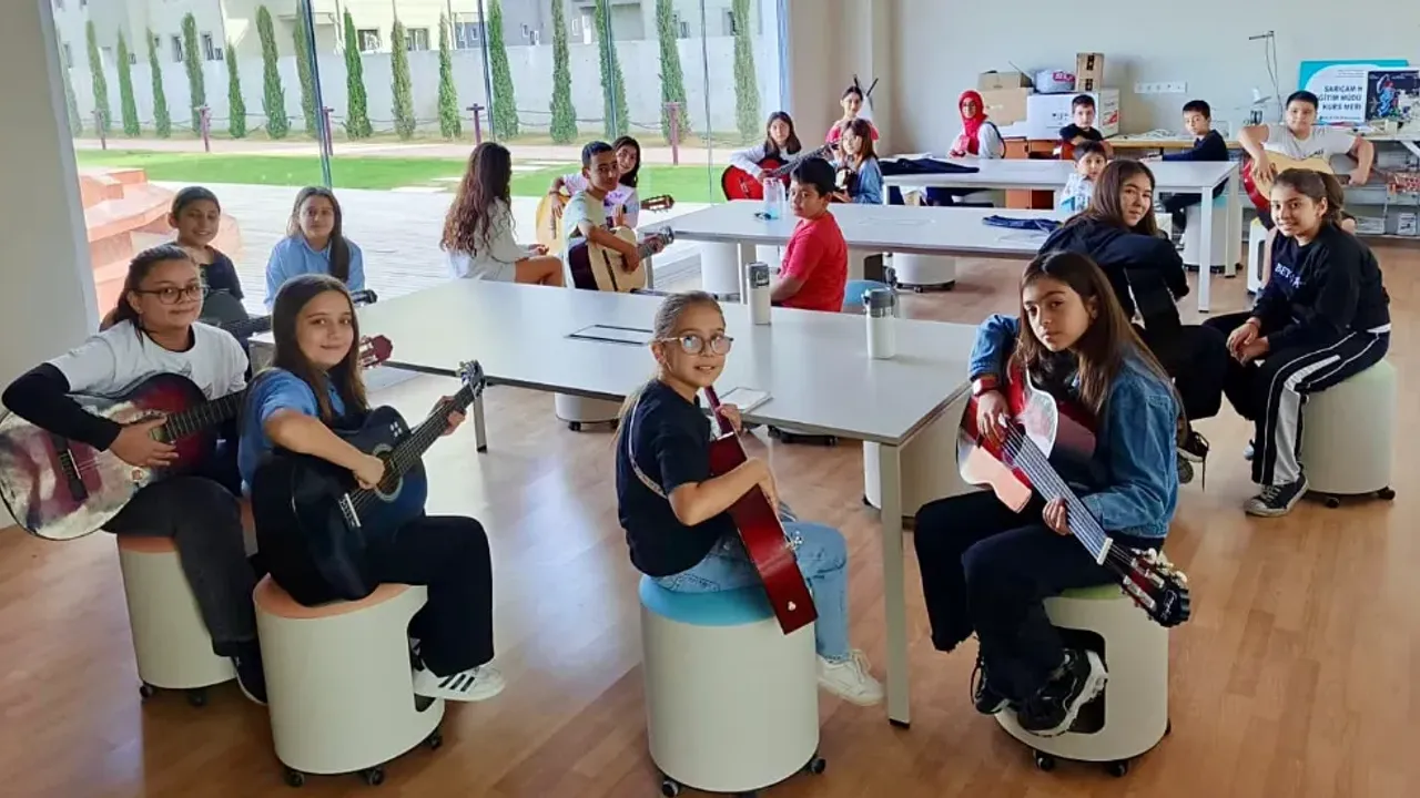 Sarıçam’da saz ve gitar kursları başladı