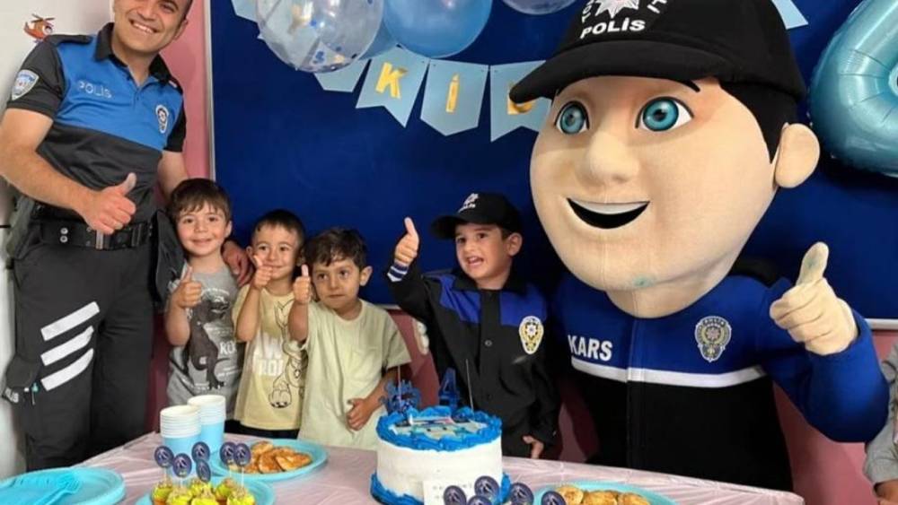 Polislerden Minik Çınar'a Doğum Günü Sürprizi