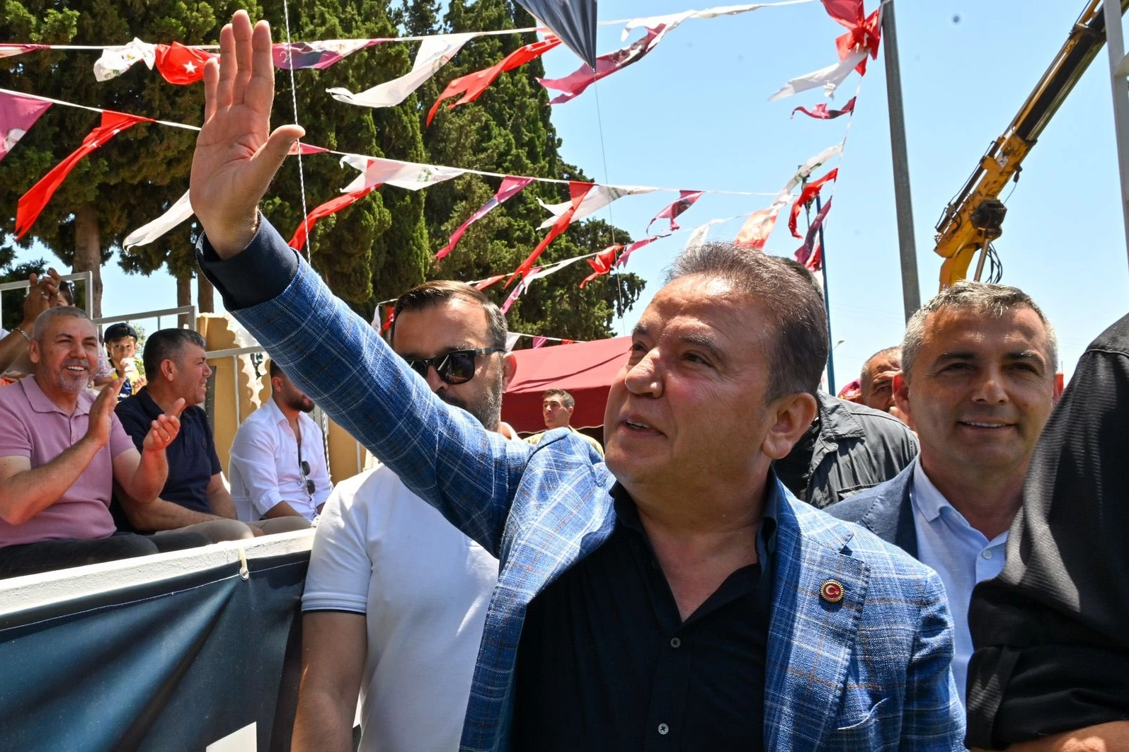 Başkan Böcek'ten Antalyalılara Mesaj: Günler Geçecek!