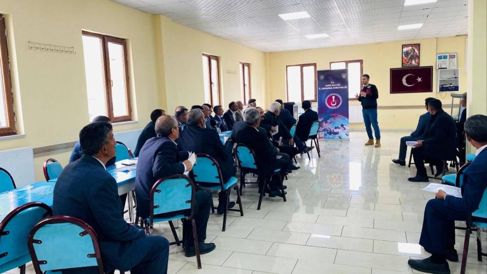 Jandarma, muhtarları siber suçlara karşı bilgilendirdi