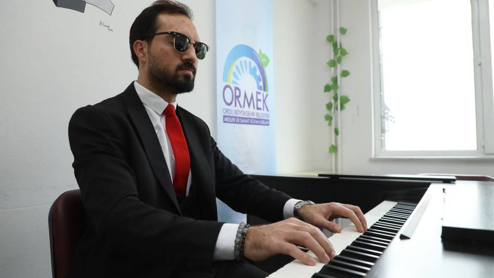 Görmeyen gözlerle değil, hisseden kalple çalıyor