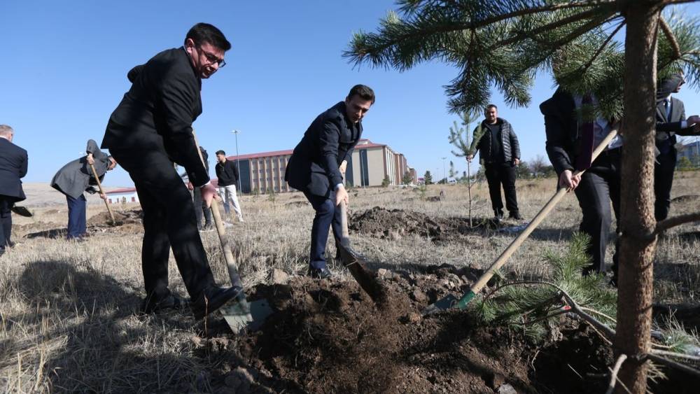 Kars’ta Karabağ Zaferi’nin 5. yıl dönümünde 44 fidan toprakla buluşturuldu