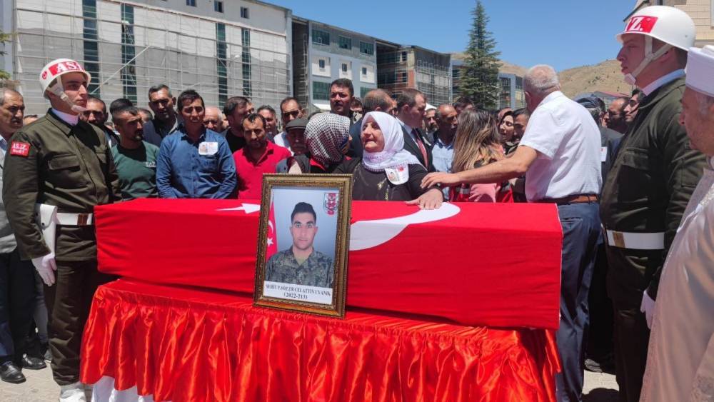 Kuzey Irak'ta Şehit Olan Asker Bitlis'te Defnedildi