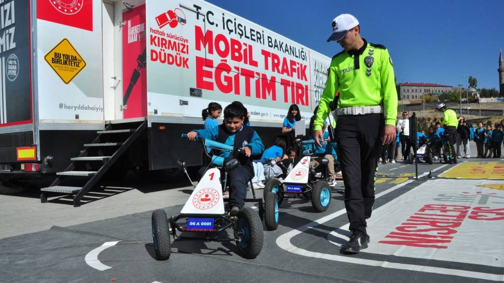 Mobil Trafik Eğitim TIR'ı Kars'ta öğrencilerle buluştu