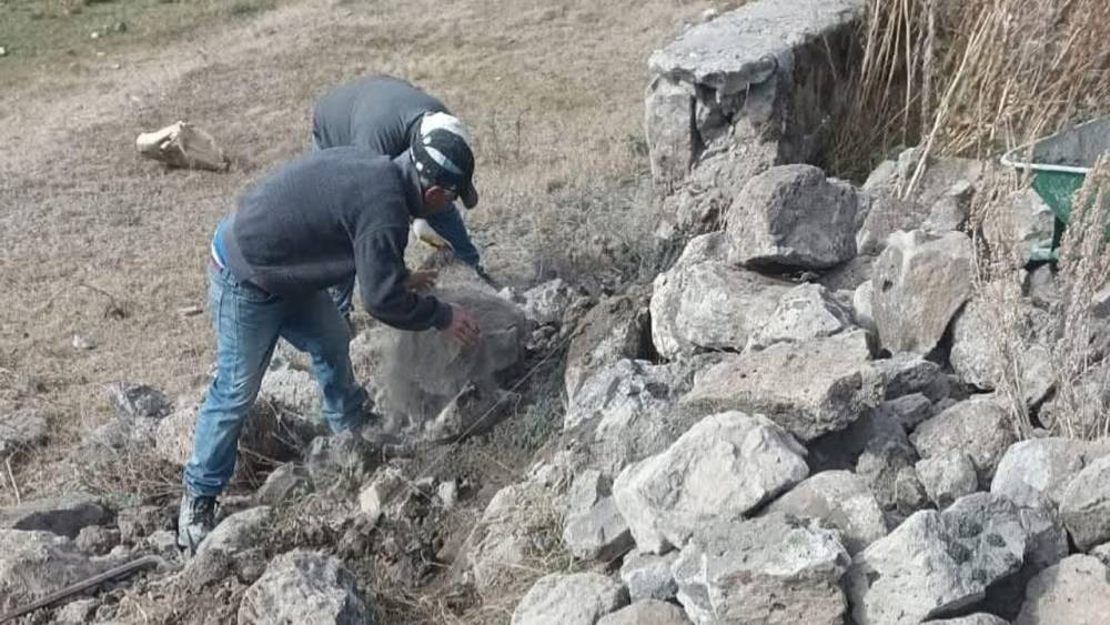 Selim Asri Mezarlığı'nda yıkılan duvarların yapımına başlandı