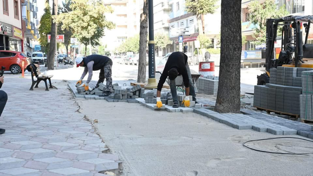 Kaldırımlar aydınlatmalı olarak yenileniyor