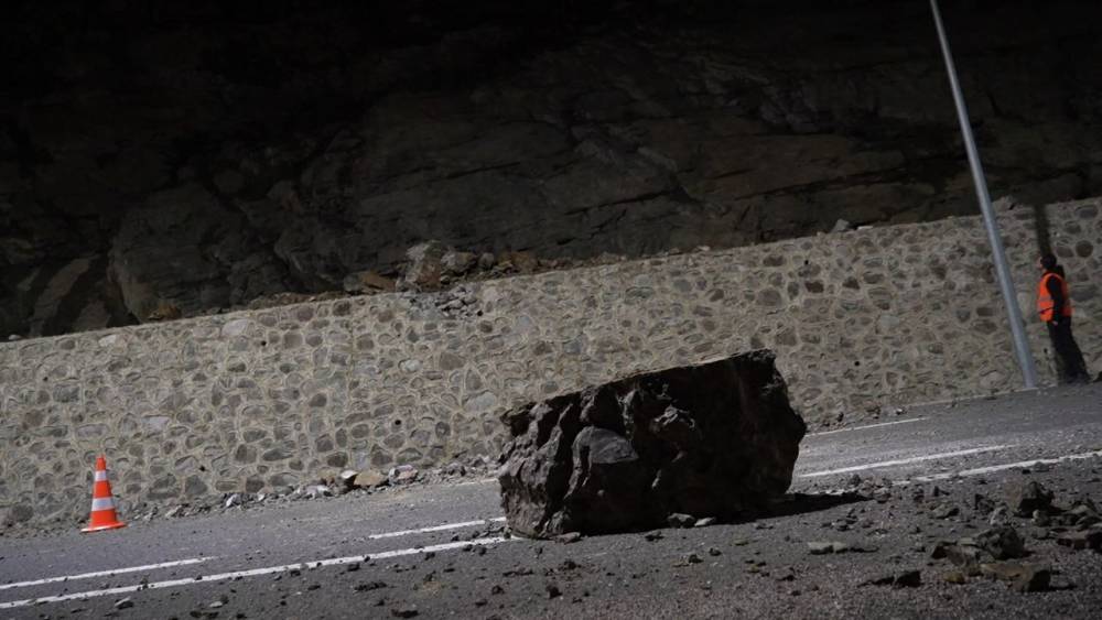 Artvin'de Heyelan Karadeniz Yolunu Kapattı