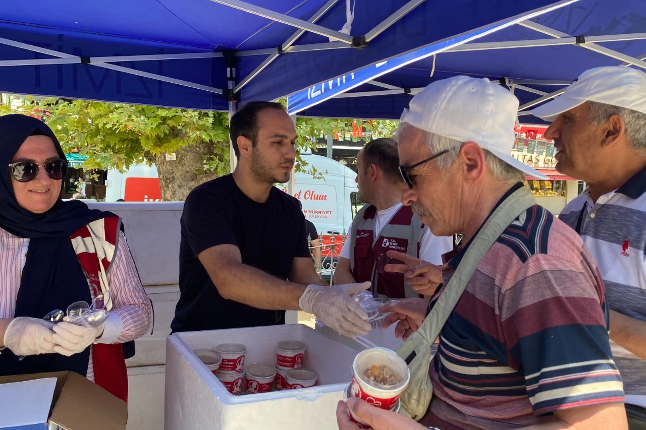 İzmit Belediyesi'nden Aşure İkramı