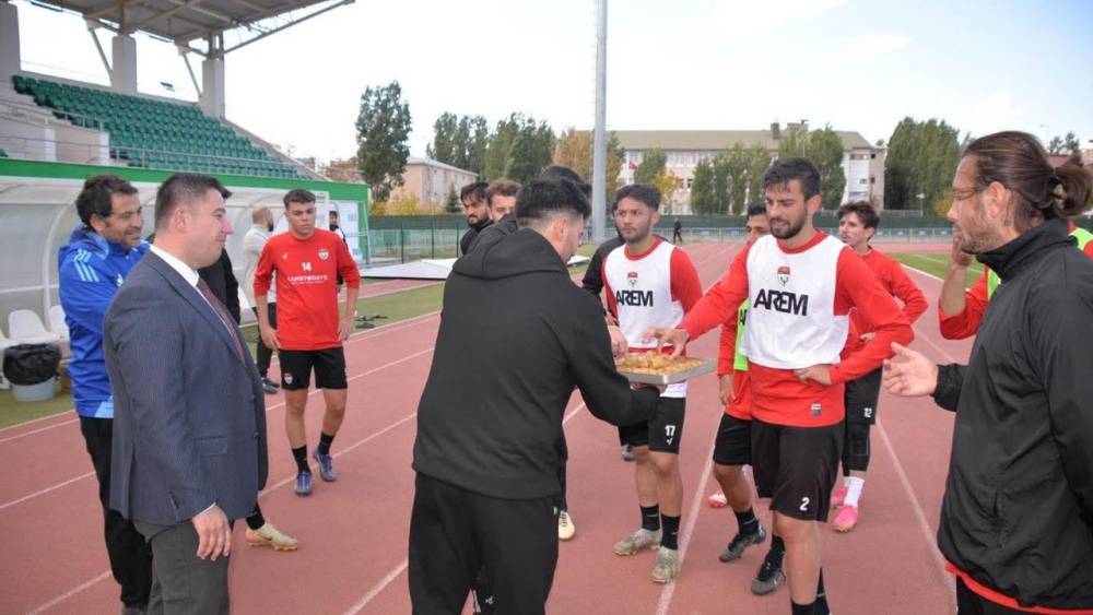 Kars Milletvekili Adem Çalkın'dan Kars 36 Spor’da maç öncesi tatlı ikramı