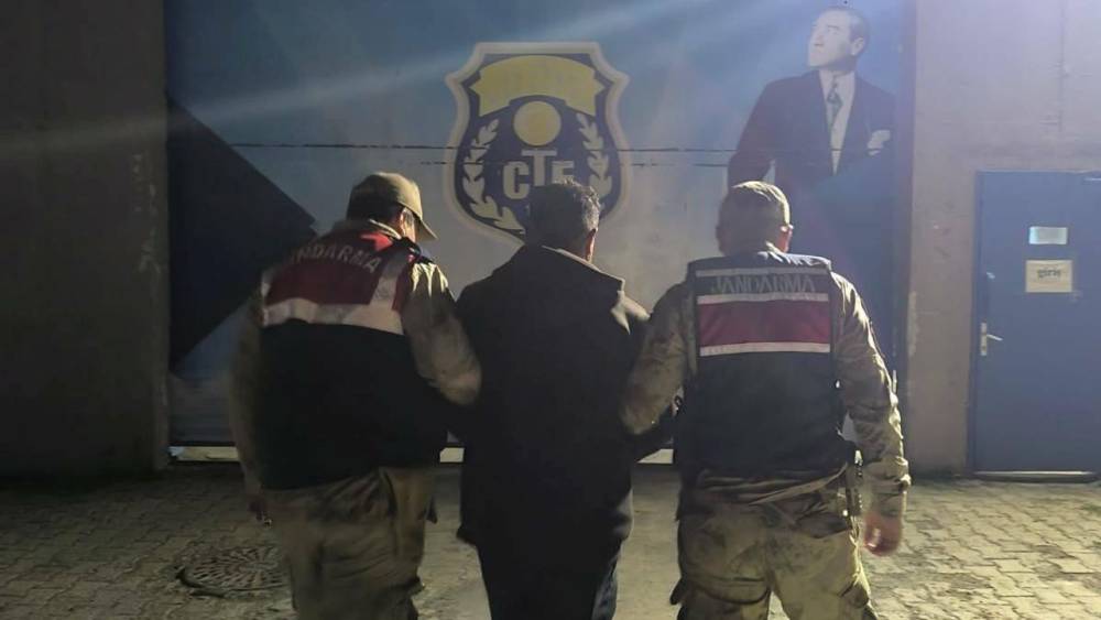 Kars'ta dolandırıcılık suçundan 7 yıl 6 ay kesinleşmiş hapis cezası bulunan şahıs yakalandı
