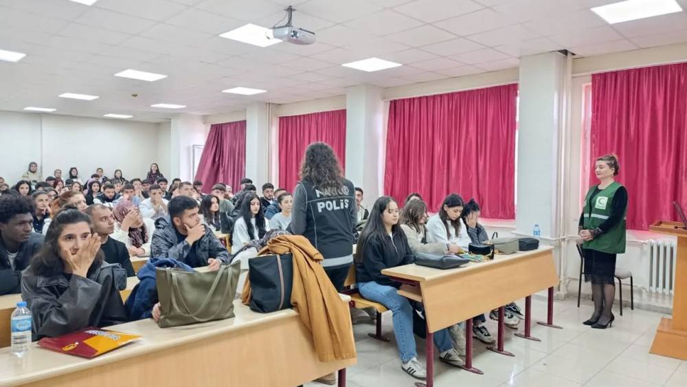 Kars’ta üniversite öğrencilerine kumar ve tütün bağımlılığı eğitimi verildi