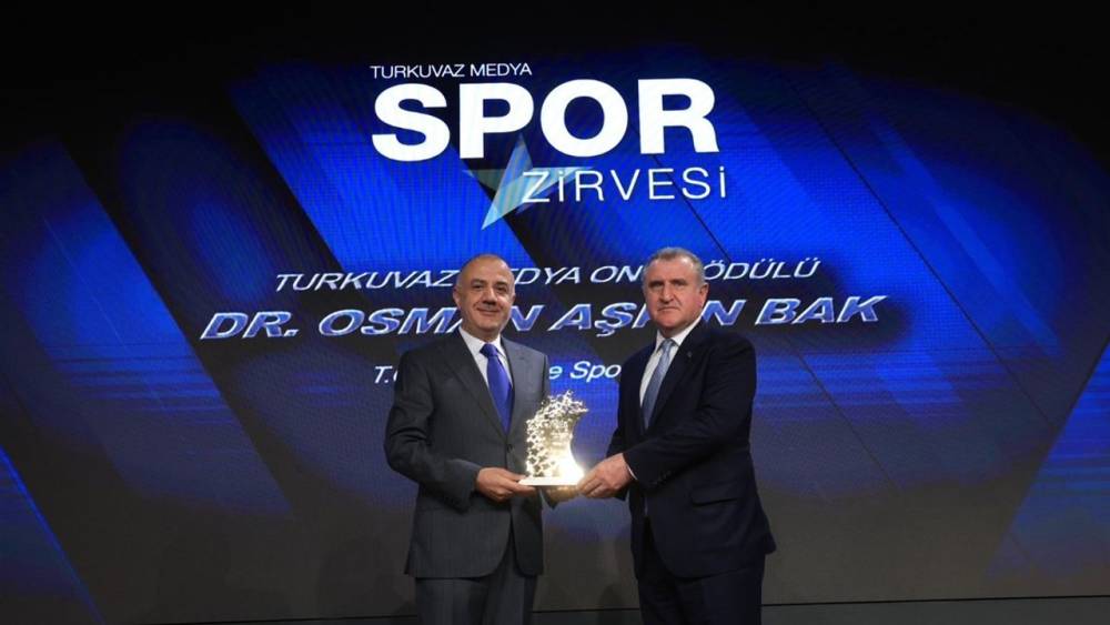Osman Aşkın BAK'a Spor Hizmet Onur Ödülü