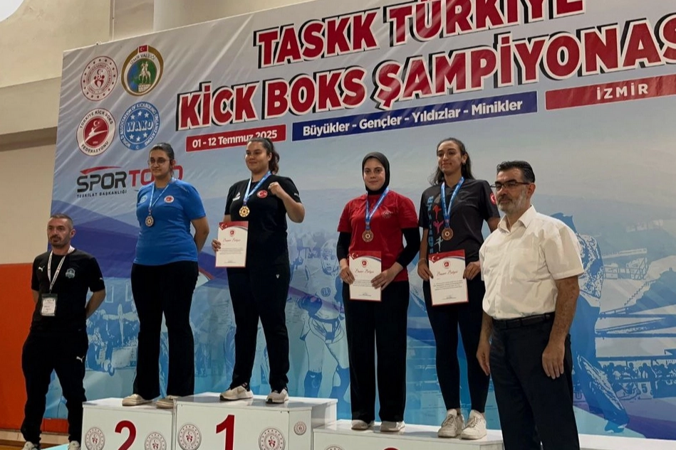 Çayırova'nın Şampiyon Sporcuları İzmir'den Madalyalarla Döndü