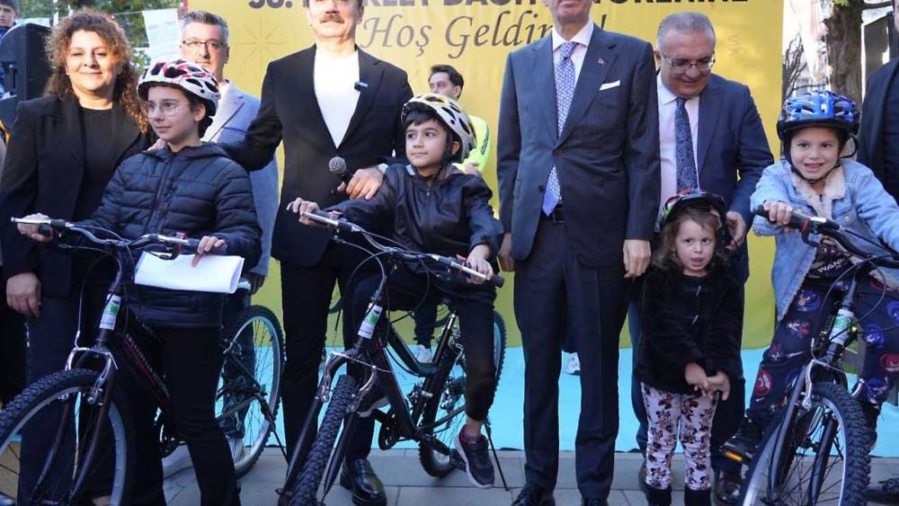 Bahçelievler'de gençlere bisiklet