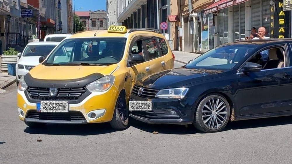 Kars'ta Kontrolsüz Çıkış Kaza Getirdi