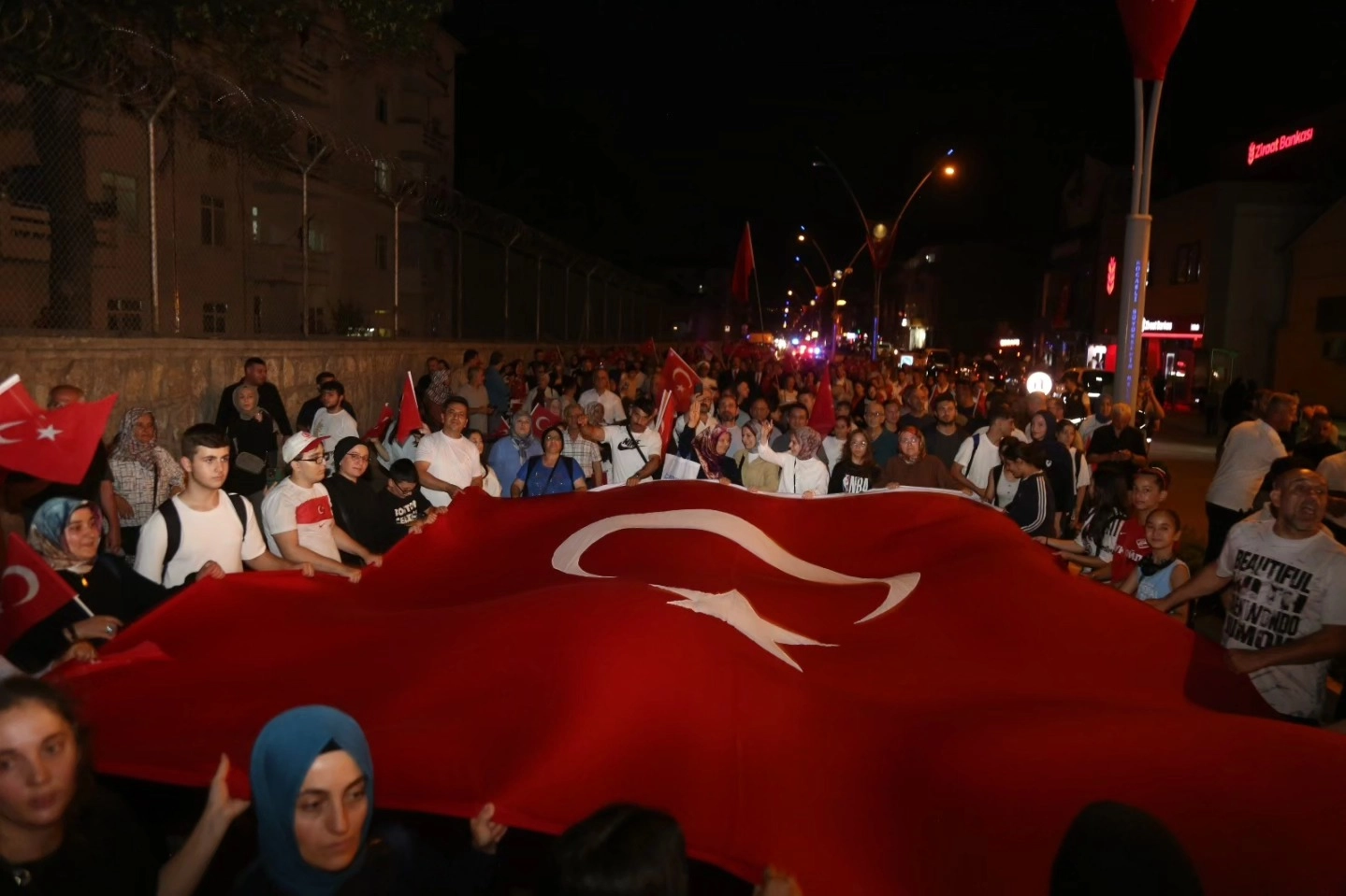 Gölcük'te Demokrasi Günü Coşkusu