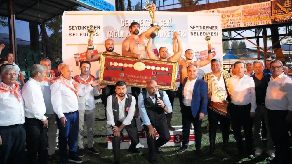 Geleneksel Seydikemer Güreşlerinde İsmail Koç Başpehlivan Oldu