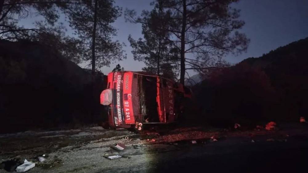 Arazöz Yolu Üzerinde Kaza Yaptı: Personeller Yaralı!