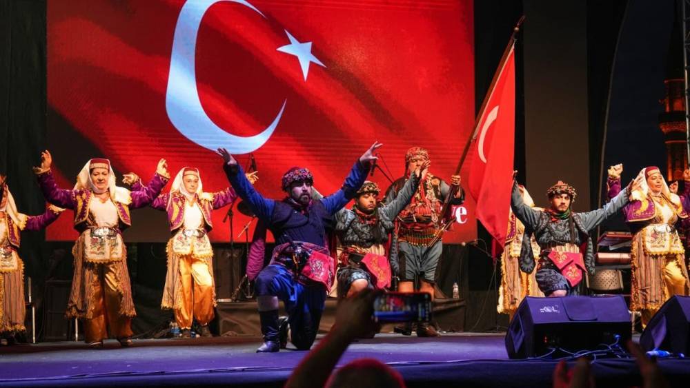 Trabzon'da Dünya Barışı İçin Horon Coşkusu