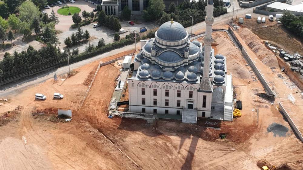 Gebze'de Tabduk Emre Camii'nin Çevresi Yenileniyor