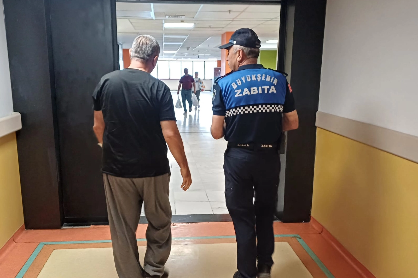 Kocaeli Zabıtası, Hastanede Yatan Vatandaşa Destek Verdi