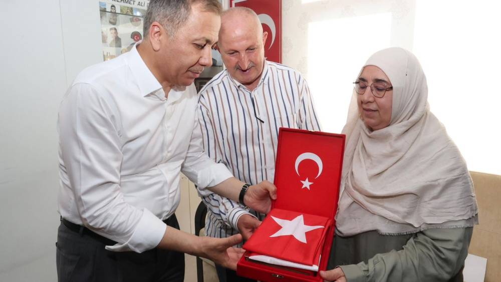  Bakan Yerlikaya, Şehit Ailesini Ziyaret Etti 