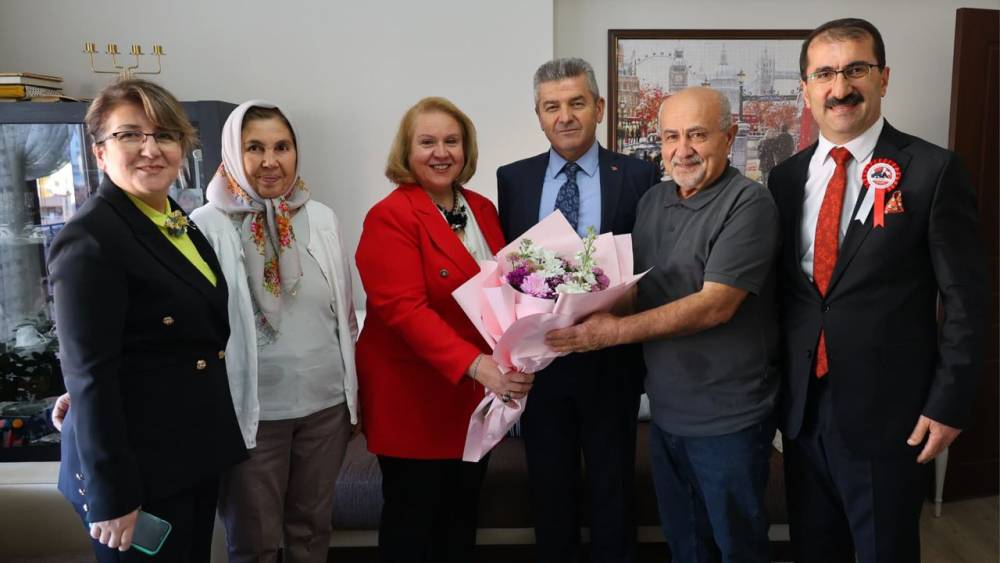 Artvin Valisi Ergün, emekli öğretmeni evinde ziyaret etti