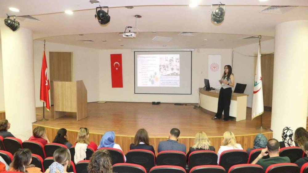 Kars’ta Sağlık Çalışanlarına El Hijyeni Eğitimi: Sabun Hediyesi Dikkat Çekti