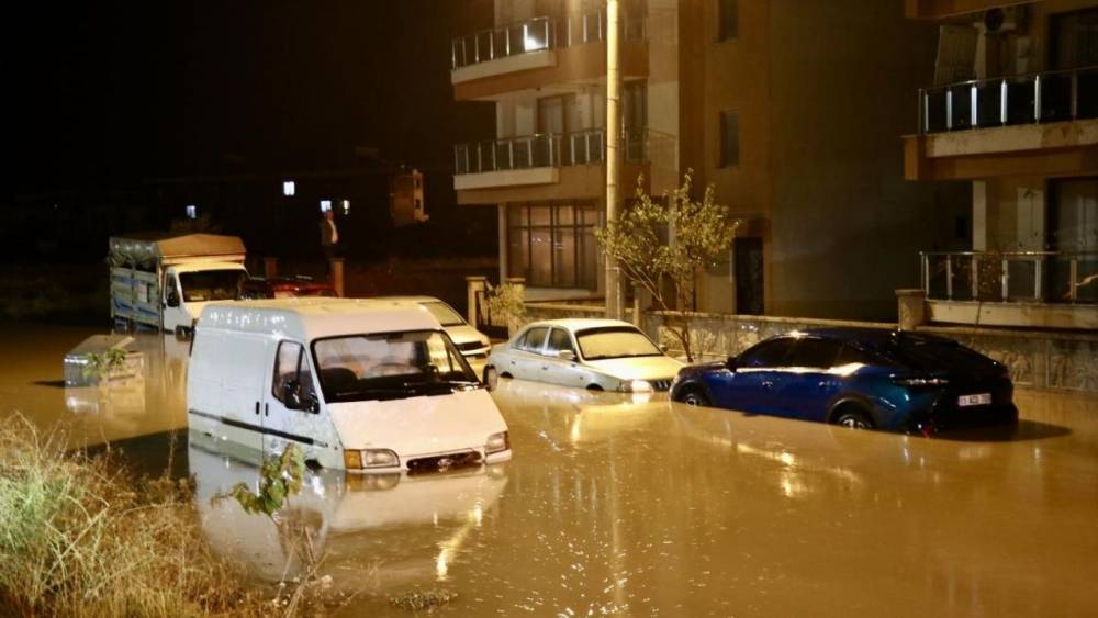 İzmir Bergama’da sağanak yaşamı felç etti