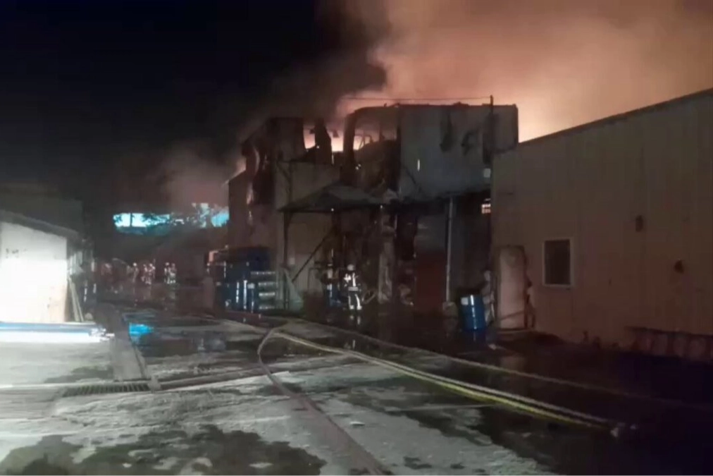 İstanbul'daki Sünger Fabrikası Yangını Söndürüldü