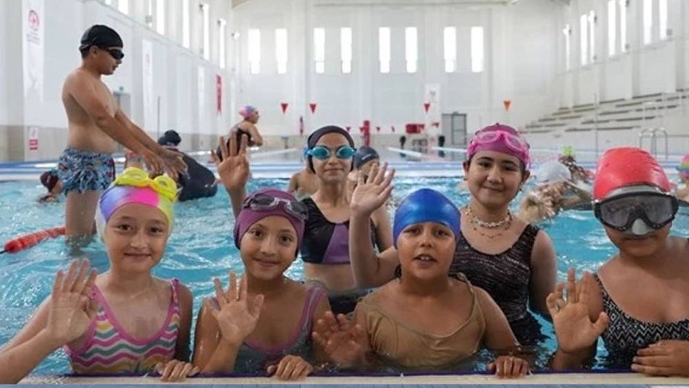 Denizli'de Çocuklar Yüzme Eğitimi ile Mutlu