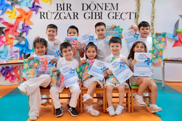 KONAKLI MİNİKLERİN KARNE COŞKUSU RENKLİ GÖRÜNTÜLERE SAHNE OLDU